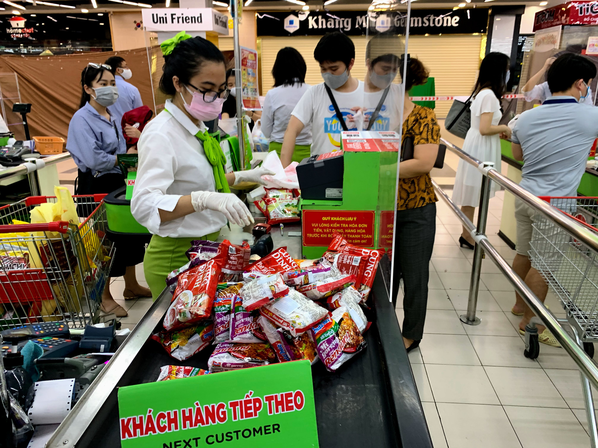 Trước giờ giới nghiêm, người Hà Nội ùn ùn kéo về siêu thị, mua sạch mì tôm, thực phẩm, giấy vệ sinh - Ảnh 17. Trước giờ giới nghiêm, người Hà Nội ùn ùn kéo về siêu thị, mua sạch mì tôm, thực phẩm, giấy vệ sinh - Ảnh 17.