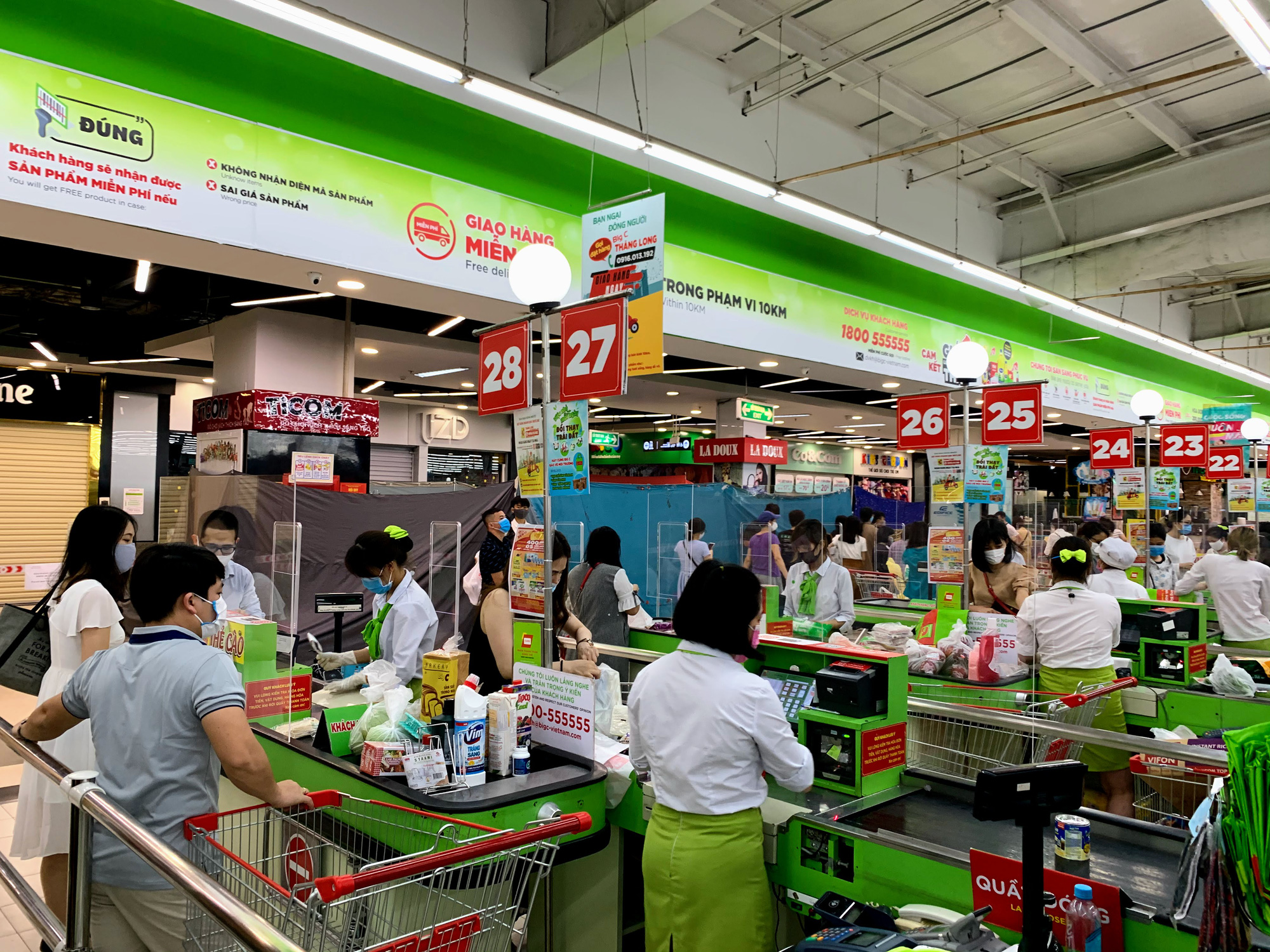 Trước giờ giới nghiêm, người Hà Nội ùn ùn kéo về siêu thị, mua sạch mì tôm, thực phẩm, giấy vệ sinh - Ảnh 18. Trước giờ giới nghiêm, người Hà Nội ùn ùn kéo về siêu thị, mua sạch mì tôm, thực phẩm, giấy vệ sinh - Ảnh 18.