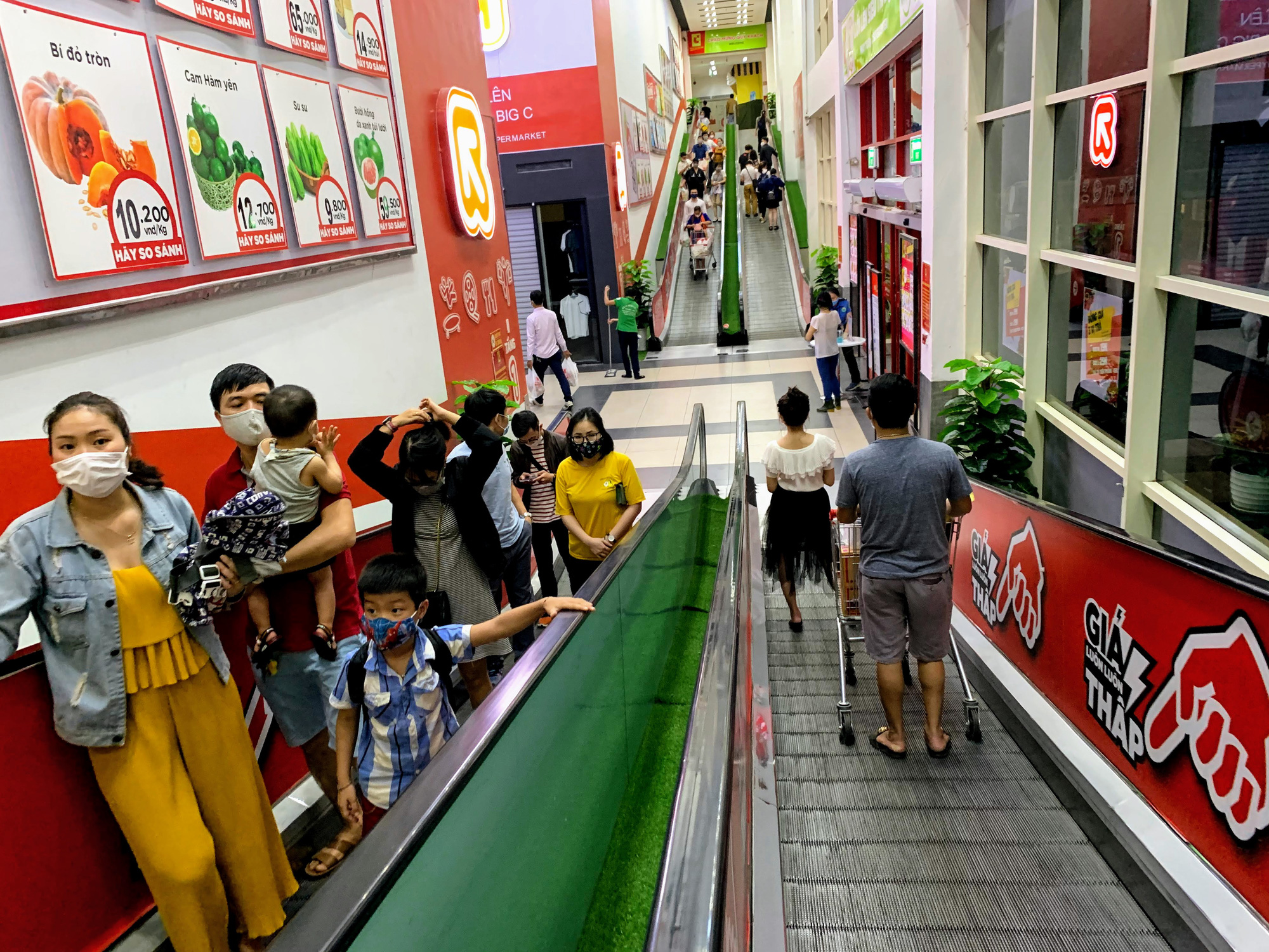 Chủ tịch TP Hà Nội: Siêu thị tổng hợp, Trung tâm thương mại, chợ dân sinh vẫn được mở cửa hoạt động - Ảnh 1.