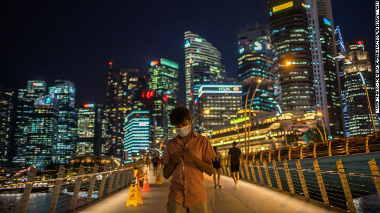 Singapore: Phạt 162 triệu đồng hoặc 6 tháng tù nếu không giữ cách nhau ít nhất 1 mét - Ảnh 1.