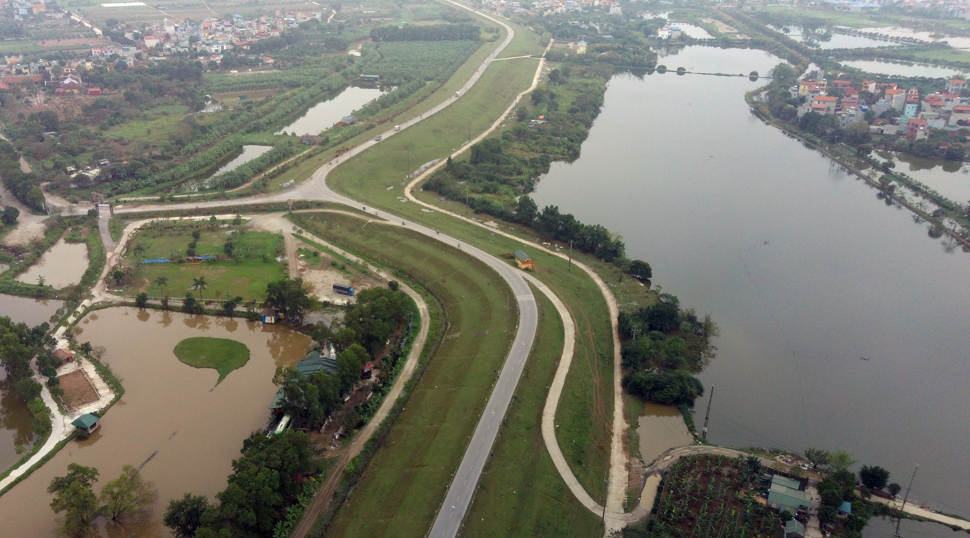 Rào chắn, sửa đường Nguyễn Khoái trong một tháng - Ảnh 1. Rào chắn, sửa đường Nguyễn Khoái trong một tháng - Ảnh 1.