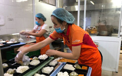 Tình người nơi cách li chống dịch: Bữa cơm nghĩa tình