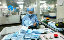 Mùa dịch Covid-19, giá trị tài sản công ty vải khẩu trang y tế Trung Quốc tăng gần 2 tỉ USD, nhà máy sản xuất chẳng khác máy in tiền