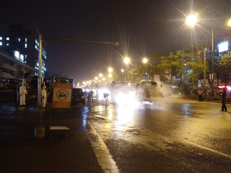 Xe quân đội đang phun hóa chất khử trùng Bệnh viện Bạch Mai - Ảnh 2. Xe quân đội đang phun hóa chất khử trùng Bệnh viện Bạch Mai - Ảnh 2.