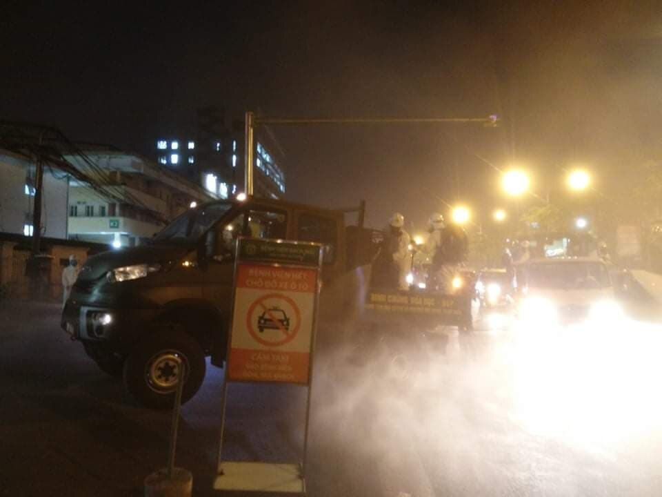 Xe quân đội đang phun hóa chất khử trùng Bệnh viện Bạch Mai - Ảnh 3. Xe quân đội đang phun hóa chất khử trùng Bệnh viện Bạch Mai - Ảnh 3.