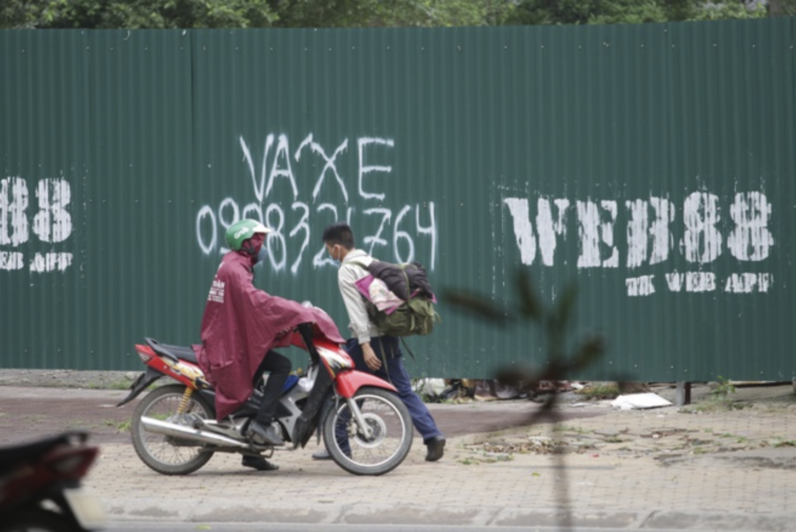 Hà Nội: Nhiều hành khách ngẩn ngơ ngồi đợi hàng giờ ở trạm xe buýt - Ảnh 12. Hà Nội: Nhiều hành khách ngẩn ngơ ngồi đợi hàng giờ ở trạm xe buýt - Ảnh 12.