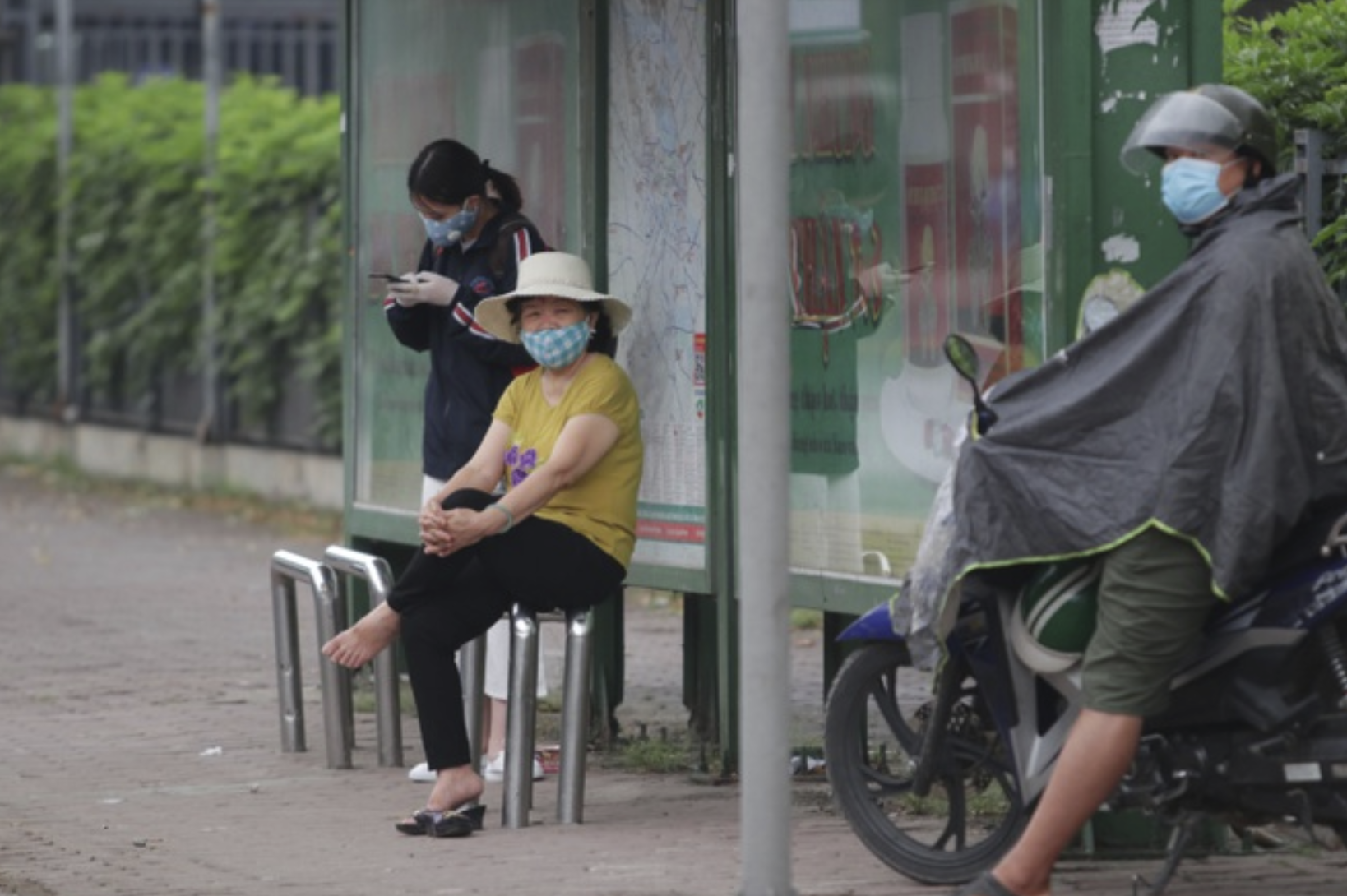 Hà Nội: Nhiều hành khách ngẩn ngơ ngồi đợi hàng giờ ở trạm xe buýt - Ảnh 6. Hà Nội: Nhiều hành khách ngẩn ngơ ngồi đợi hàng giờ ở trạm xe buýt - Ảnh 6.