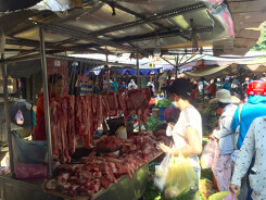 TP HCM: Hạn chế ra đường, dân tranh thủ đi chợ sớm