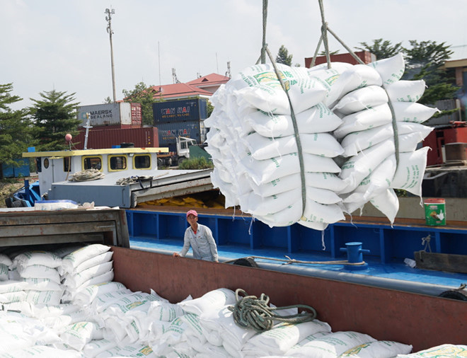 Nông dân hưởng lợi bao nhiêu từ giá xuất khẩu gạo ? - Ảnh 1. Nông dân hưởng lợi bao nhiêu từ giá xuất khẩu gạo ? - Ảnh 1.