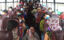 Hàng loạt xe đưa rước ở công ty Pouyuen vẫn chở chật kín công nhân