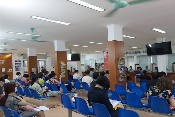 Lao động điêu đứng trong cơn lốc dịch bệnh - Ảnh 2. Lao động điêu đứng trong cơn lốc dịch bệnh - Ảnh 2.