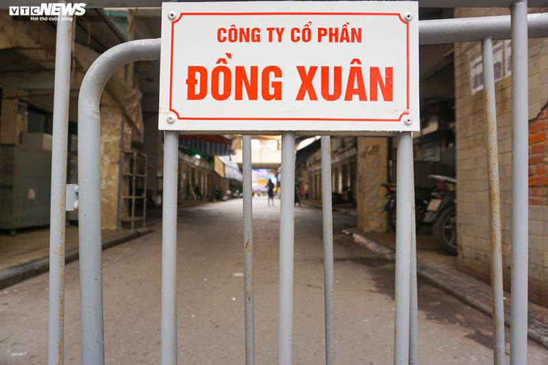 Cận cảnh chợ nổi tiếng nhất Hà Nội ngày đầu ngừng hoạt động - Ảnh 6. Cận cảnh chợ nổi tiếng nhất Hà Nội ngày đầu ngừng hoạt động - Ảnh 6.