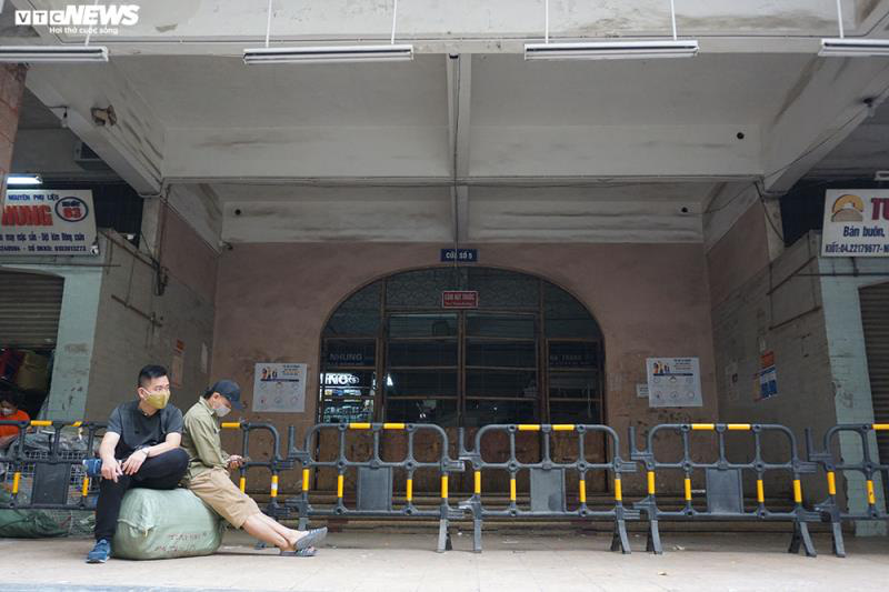 Cận cảnh chợ nổi tiếng nhất Hà Nội ngày đầu ngừng hoạt động - Ảnh 3. Cận cảnh chợ nổi tiếng nhất Hà Nội ngày đầu ngừng hoạt động - Ảnh 3.