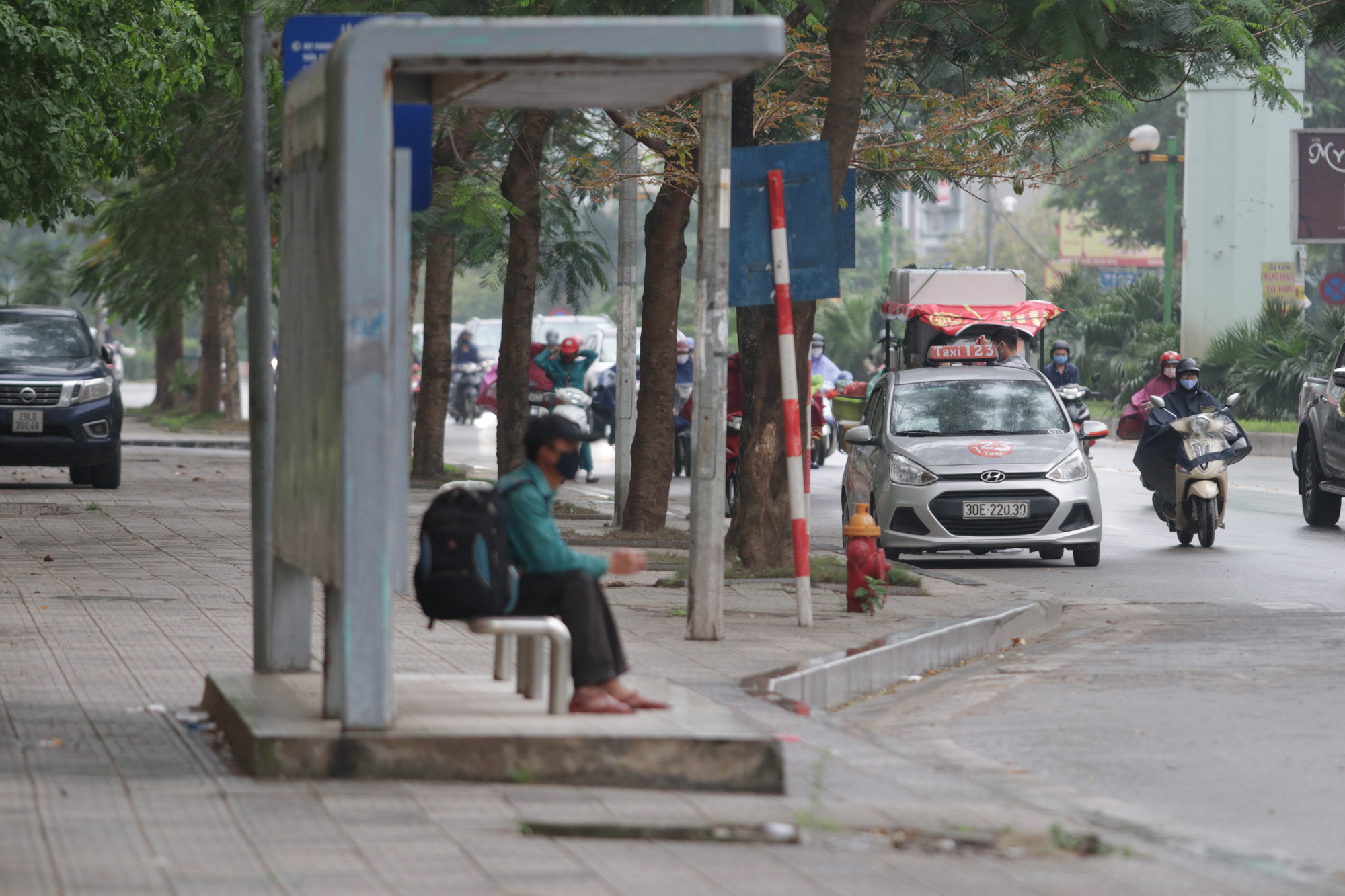 Hà Nội: Nhiều hành khách ngẩn ngơ ngồi đợi hàng giờ ở trạm xe buýt - Ảnh 7. Hà Nội: Nhiều hành khách ngẩn ngơ ngồi đợi hàng giờ ở trạm xe buýt - Ảnh 7.