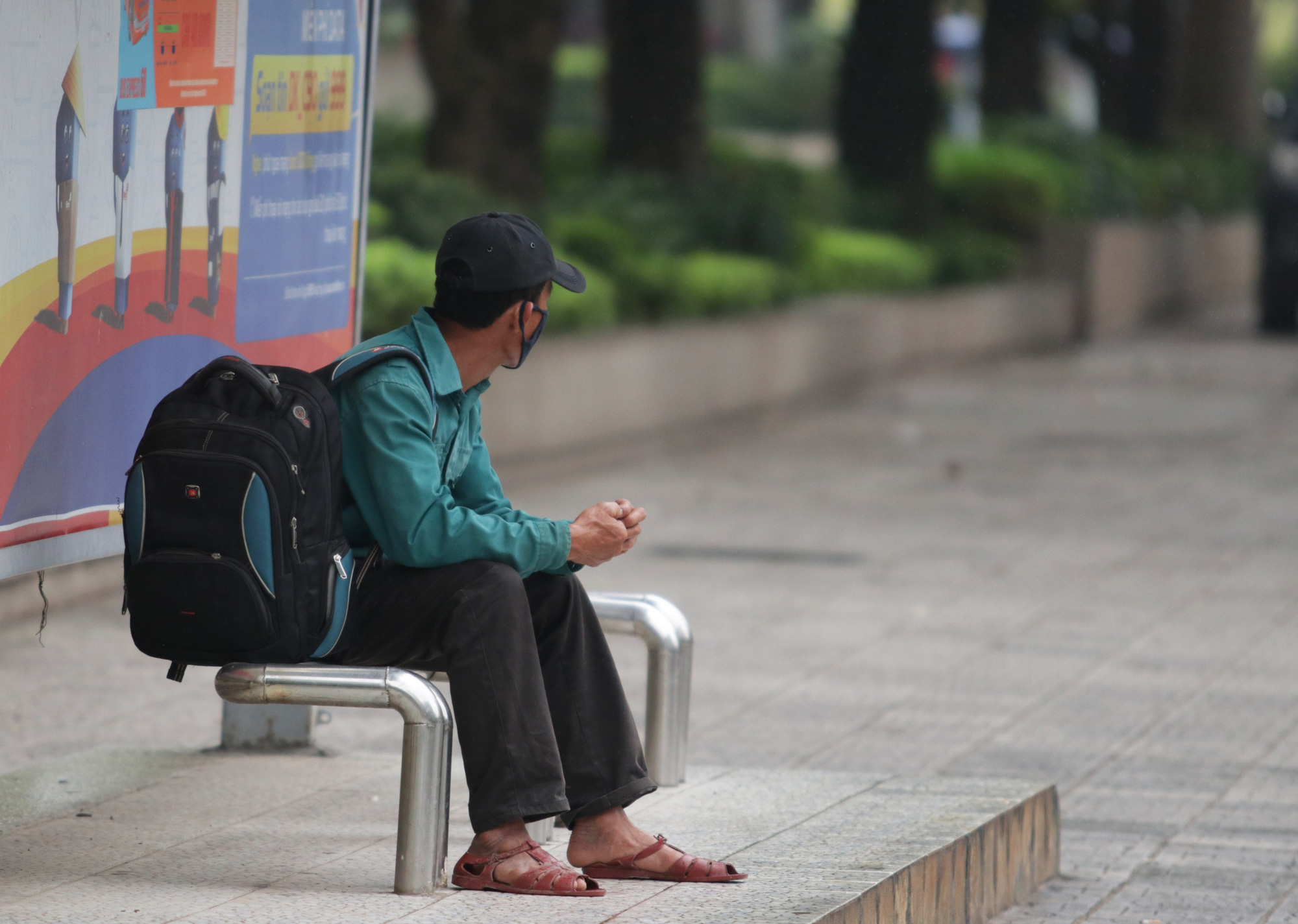 Hà Nội: Nhiều hành khách ngẩn ngơ ngồi đợi hàng giờ ở trạm xe buýt - Ảnh 8. Hà Nội: Nhiều hành khách ngẩn ngơ ngồi đợi hàng giờ ở trạm xe buýt - Ảnh 8.