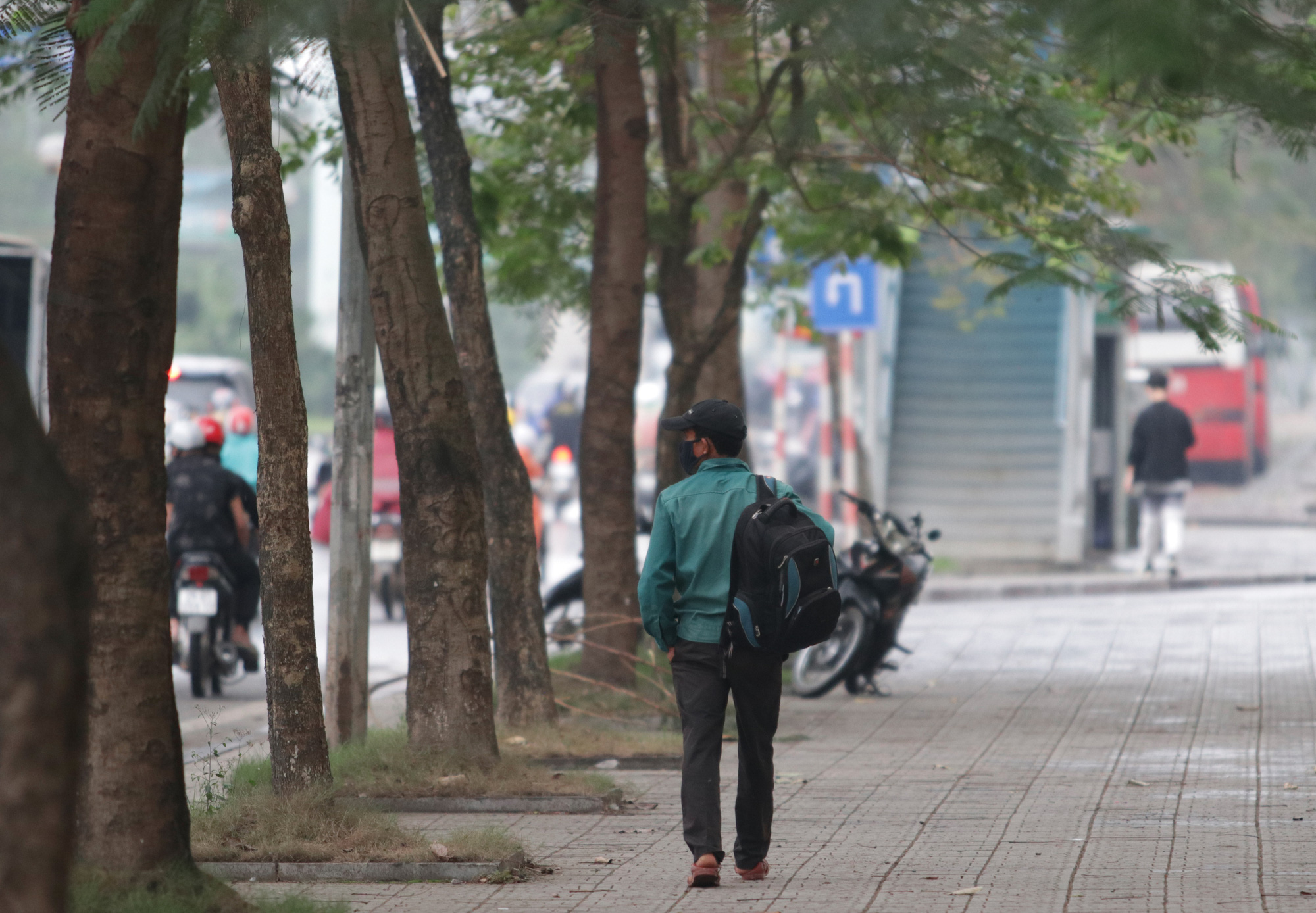 Hà Nội: Nhiều hành khách ngẩn ngơ ngồi đợi hàng giờ ở trạm xe buýt - Ảnh 9. Hà Nội: Nhiều hành khách ngẩn ngơ ngồi đợi hàng giờ ở trạm xe buýt - Ảnh 9.