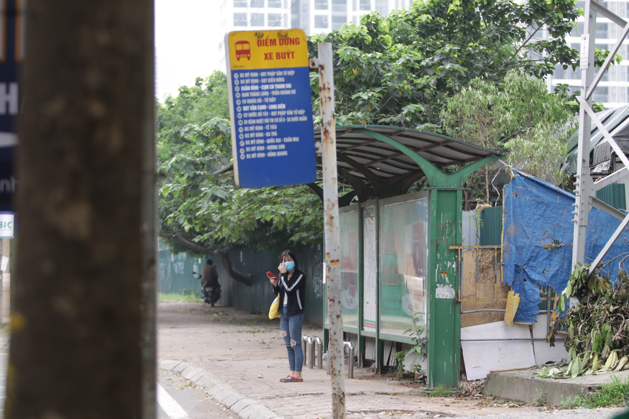 Hà Nội: Nhiều hành khách ngẩn ngơ ngồi đợi hàng giờ ở trạm xe buýt - Ảnh 14. Hà Nội: Nhiều hành khách ngẩn ngơ ngồi đợi hàng giờ ở trạm xe buýt - Ảnh 14.
