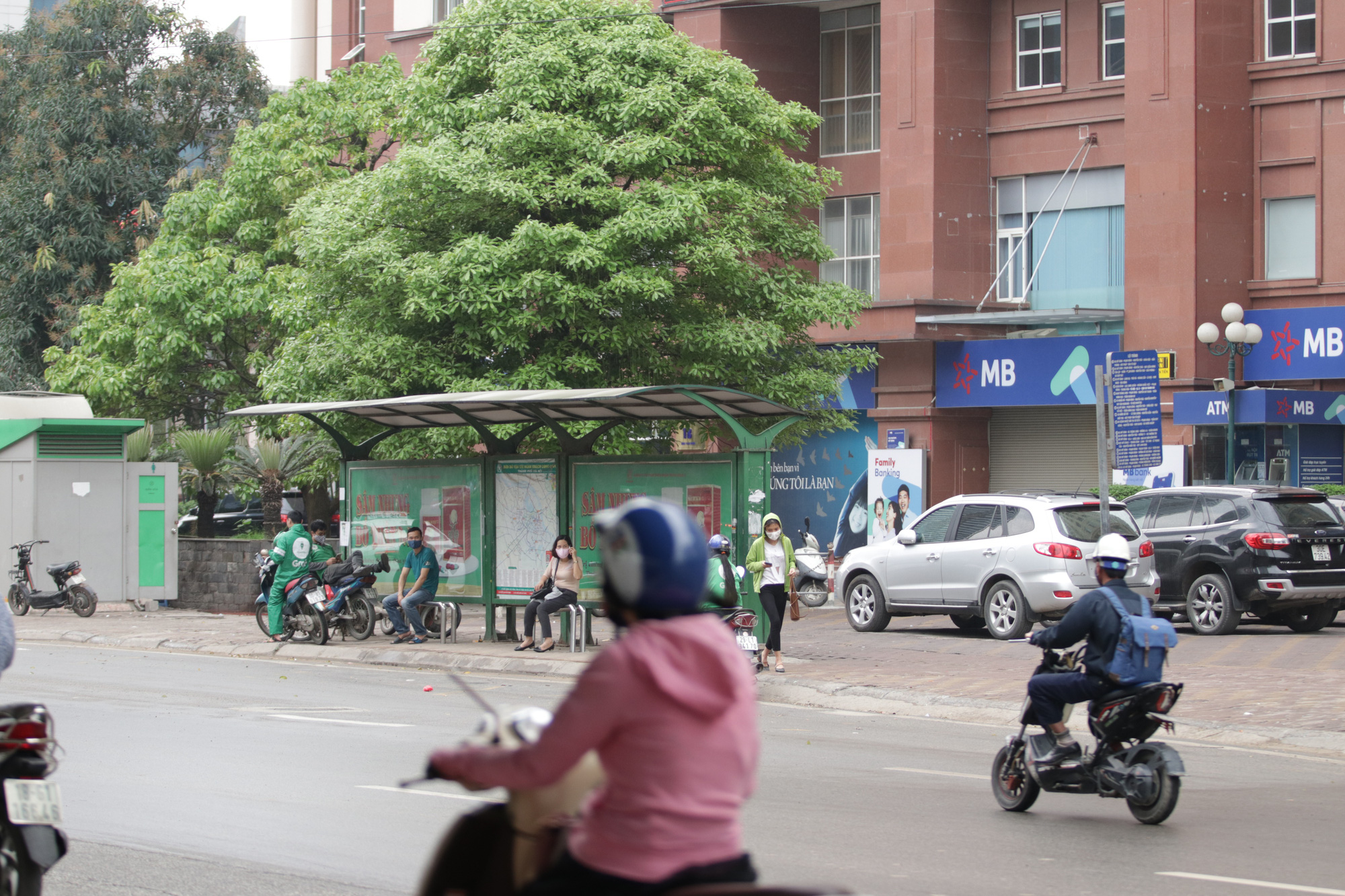 Hà Nội: Nhiều hành khách ngẩn ngơ ngồi đợi hàng giờ ở trạm xe buýt - Ảnh 1. Hà Nội: Nhiều hành khách ngẩn ngơ ngồi đợi hàng giờ ở trạm xe buýt - Ảnh 1.