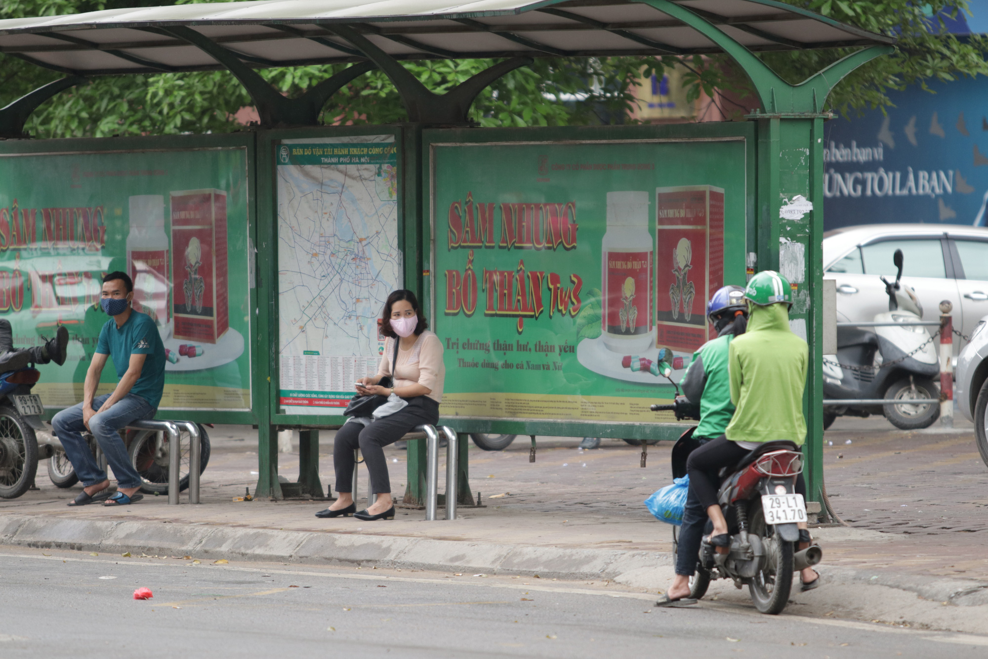 Hà Nội: Nhiều hành khách ngẩn ngơ ngồi đợi hàng giờ ở trạm xe buýt - Ảnh 2. Hà Nội: Nhiều hành khách ngẩn ngơ ngồi đợi hàng giờ ở trạm xe buýt - Ảnh 2.