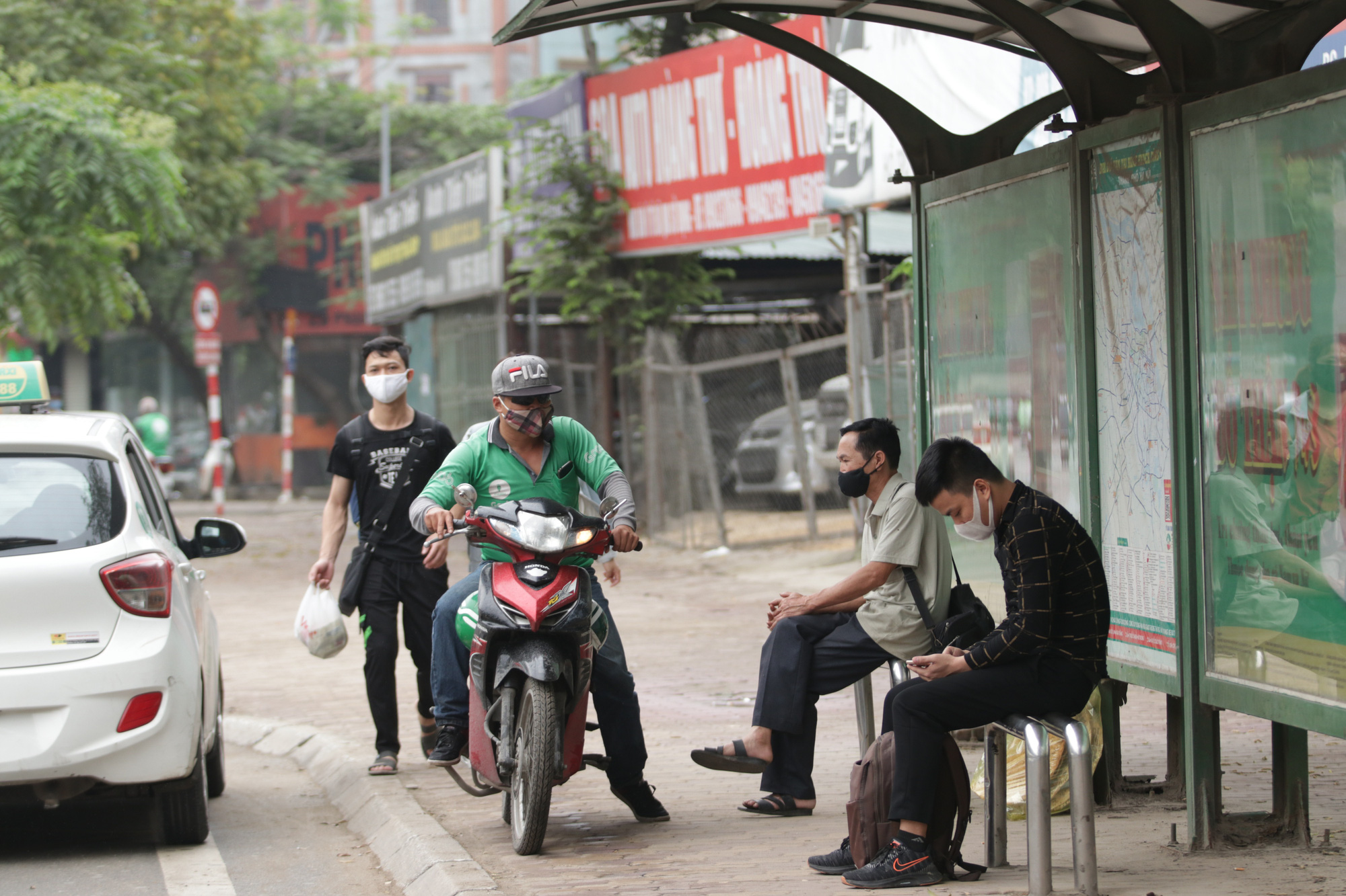 Hà Nội: Nhiều hành khách ngẩn ngơ ngồi đợi hàng giờ ở trạm xe buýt - Ảnh 3. Hà Nội: Nhiều hành khách ngẩn ngơ ngồi đợi hàng giờ ở trạm xe buýt - Ảnh 3.