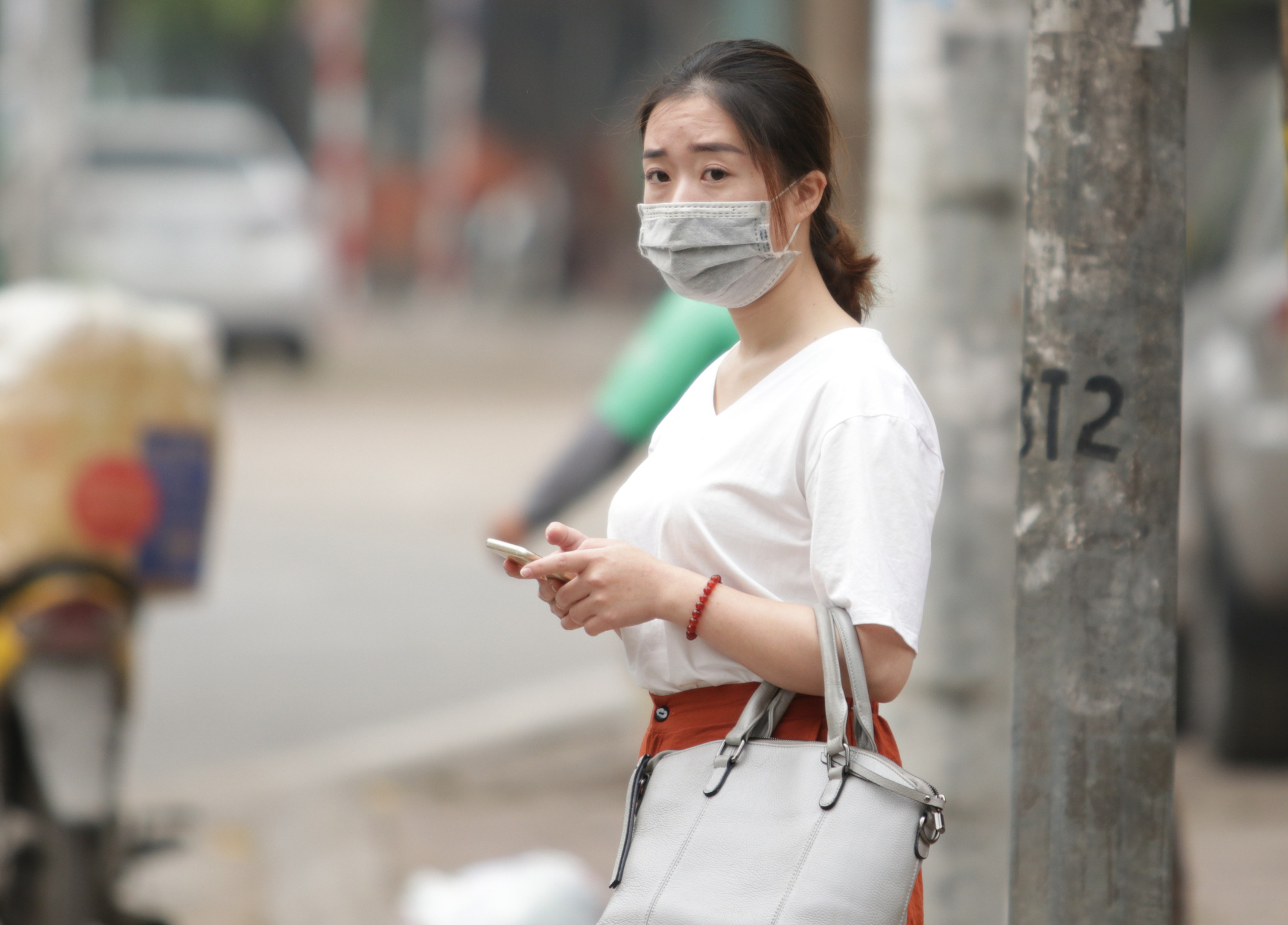 Hà Nội: Nhiều hành khách ngẩn ngơ ngồi đợi hàng giờ ở trạm xe buýt - Ảnh 13. Hà Nội: Nhiều hành khách ngẩn ngơ ngồi đợi hàng giờ ở trạm xe buýt - Ảnh 13.