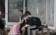 Hà Nội: Nhiều hành khách ngẩn ngơ ngồi đợi hàng giờ ở trạm xe buýt