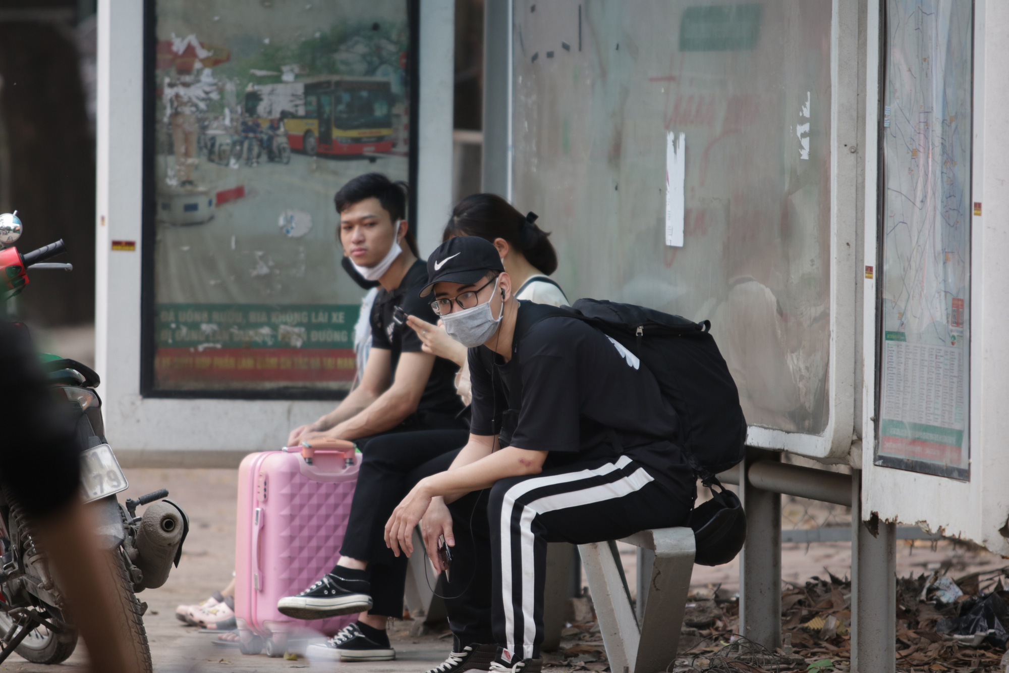 Hà Nội: Nhiều hành khách ngẩn ngơ ngồi đợi hàng giờ ở trạm xe buýt - Ảnh 4. Hà Nội: Nhiều hành khách ngẩn ngơ ngồi đợi hàng giờ ở trạm xe buýt - Ảnh 4.