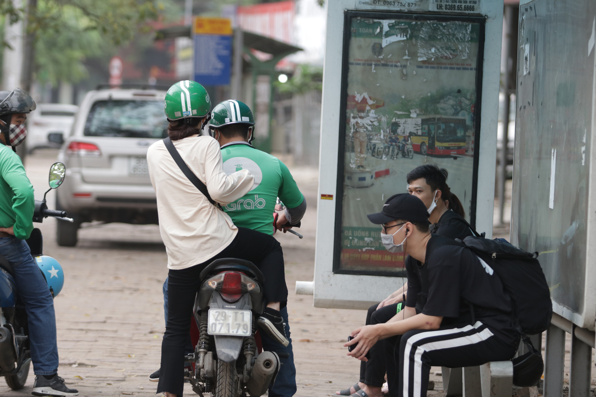 Hà Nội: Nhiều hành khách ngẩn ngơ ngồi đợi hàng giờ ở trạm xe buýt - Ảnh 15. Hà Nội: Nhiều hành khách ngẩn ngơ ngồi đợi hàng giờ ở trạm xe buýt - Ảnh 15.