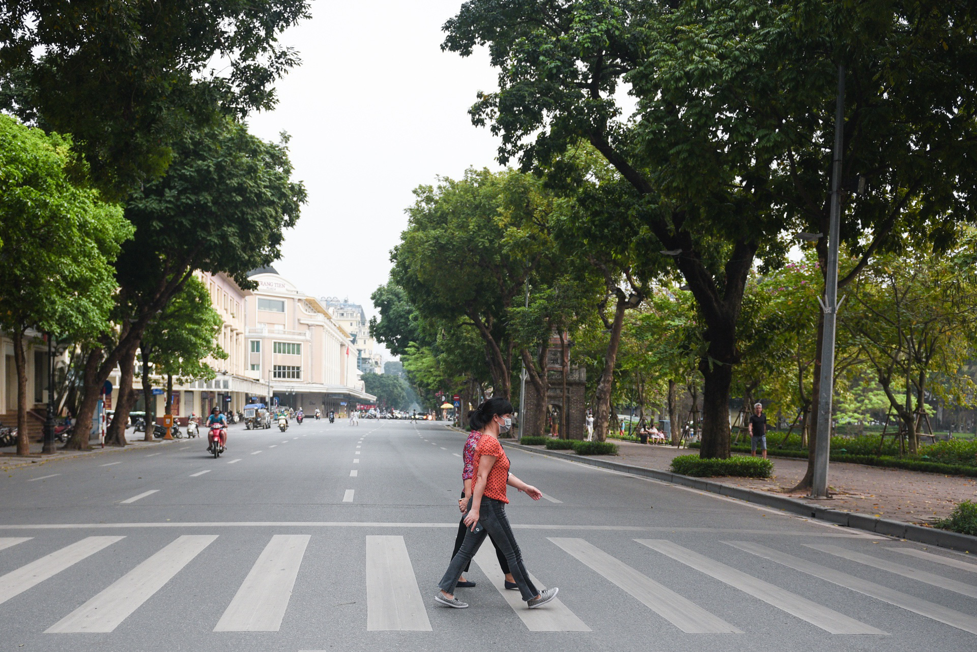 Tình hình dịch ở Hà Nội, TP HCM phức tạp nhưng vẫn trong tầm kiểm soát - Ảnh 1. Tình hình dịch ở Hà Nội, TP HCM phức tạp nhưng vẫn trong tầm kiểm soát - Ảnh 1.