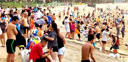 Nhiều địa phương thực hiện triệt để đóng cửa các dịch vụ tại bãi biển - Ảnh 1. Nhiều địa phương thực hiện triệt để đóng cửa các dịch vụ tại bãi biển - Ảnh 1.