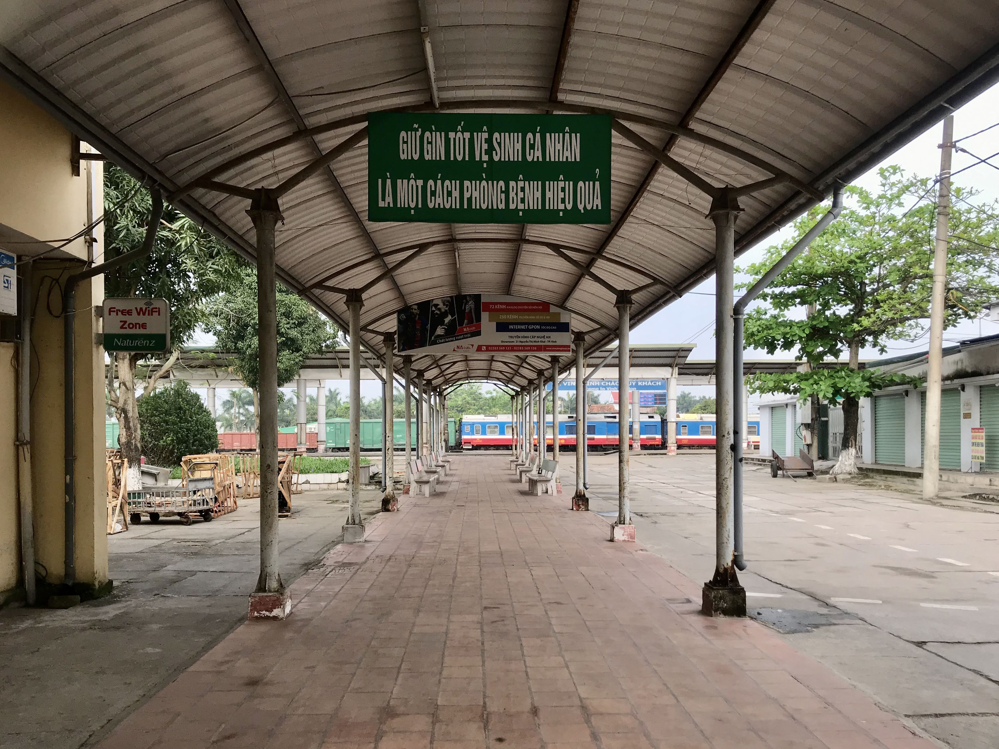 Nhiều phương tiện vận tải đường bộ, đường sắt và đường hàng không bị hạn chế, tạm ngừng hoạt động - Ảnh 2. Nhiều phương tiện vận tải đường bộ, đường sắt và đường hàng không bị hạn chế, tạm ngừng hoạt động - Ảnh 2.