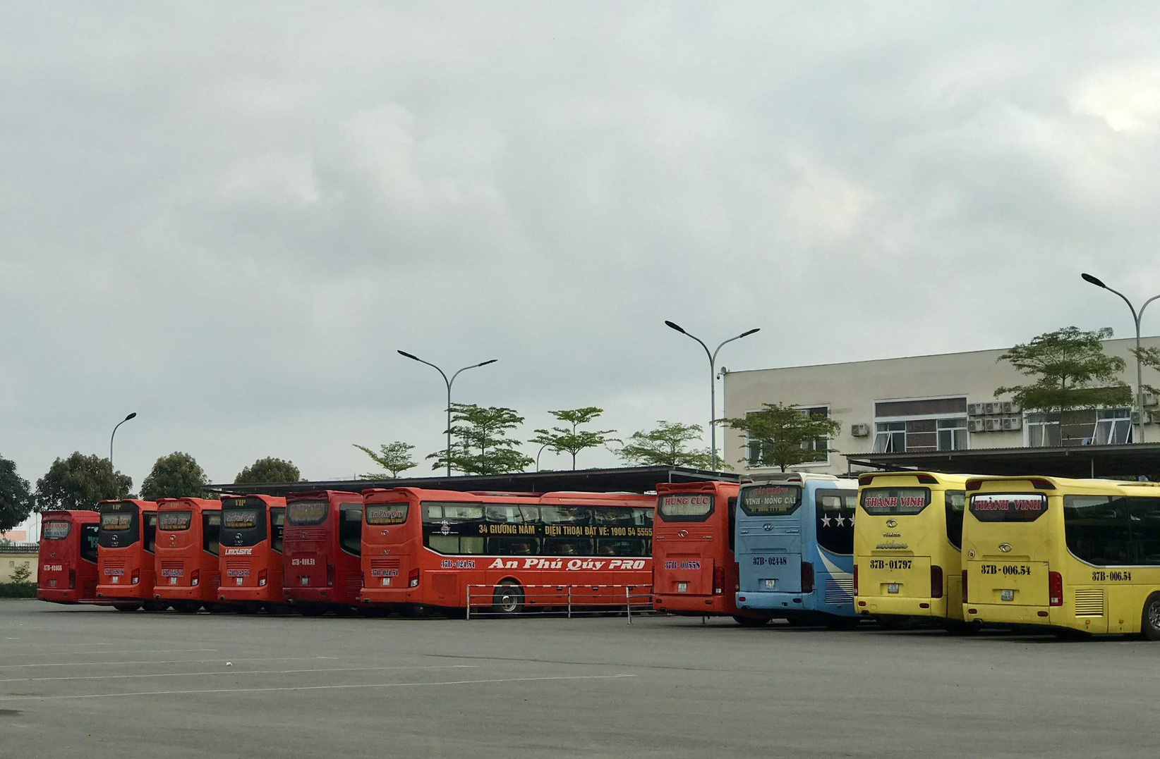 Nhiều phương tiện vận tải đường bộ, đường sắt và đường hàng không bị hạn chế, tạm ngừng hoạt động - Ảnh 1. Nhiều phương tiện vận tải đường bộ, đường sắt và đường hàng không bị hạn chế, tạm ngừng hoạt động - Ảnh 1.