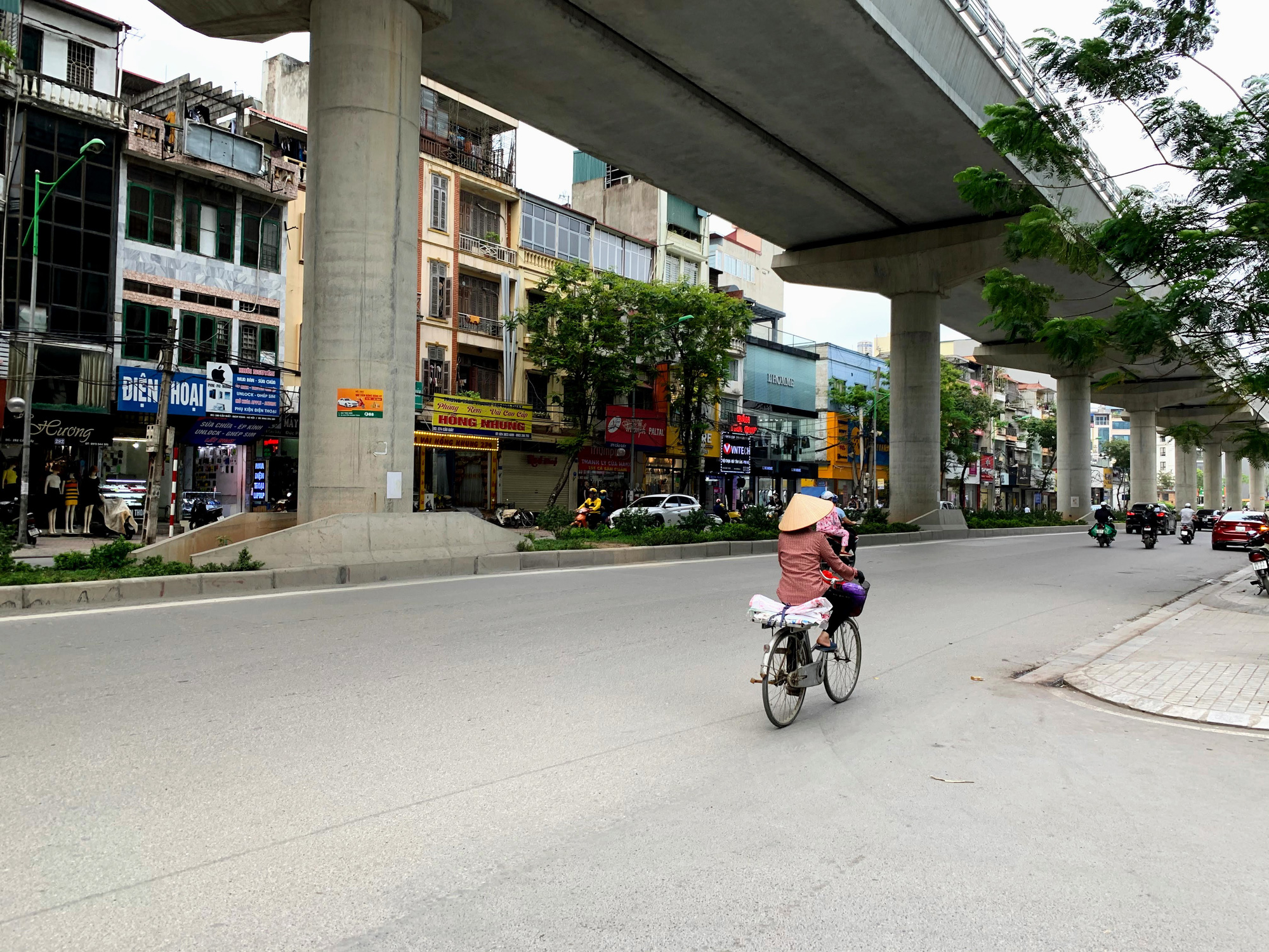 Cận cảnh ngày đầu chống dịch ở Hà Nội: Các cơ sở dịch vụ đóng cửa, siêu thị tiếp tục hoạt động, hàng hoá đầy ăm ắp vắng người mua - Ảnh 1.