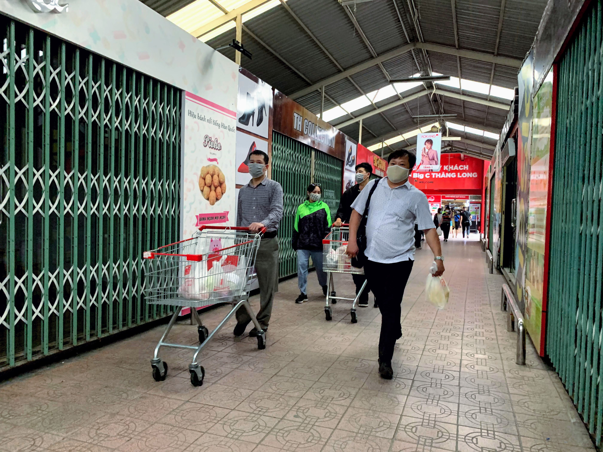 Cận cảnh ngày đầu chống dịch ở Hà Nội: Các cơ sở dịch vụ đóng cửa, siêu thị tiếp tục hoạt động, hàng hoá đầy ăm ắp vắng người mua - Ảnh 18.