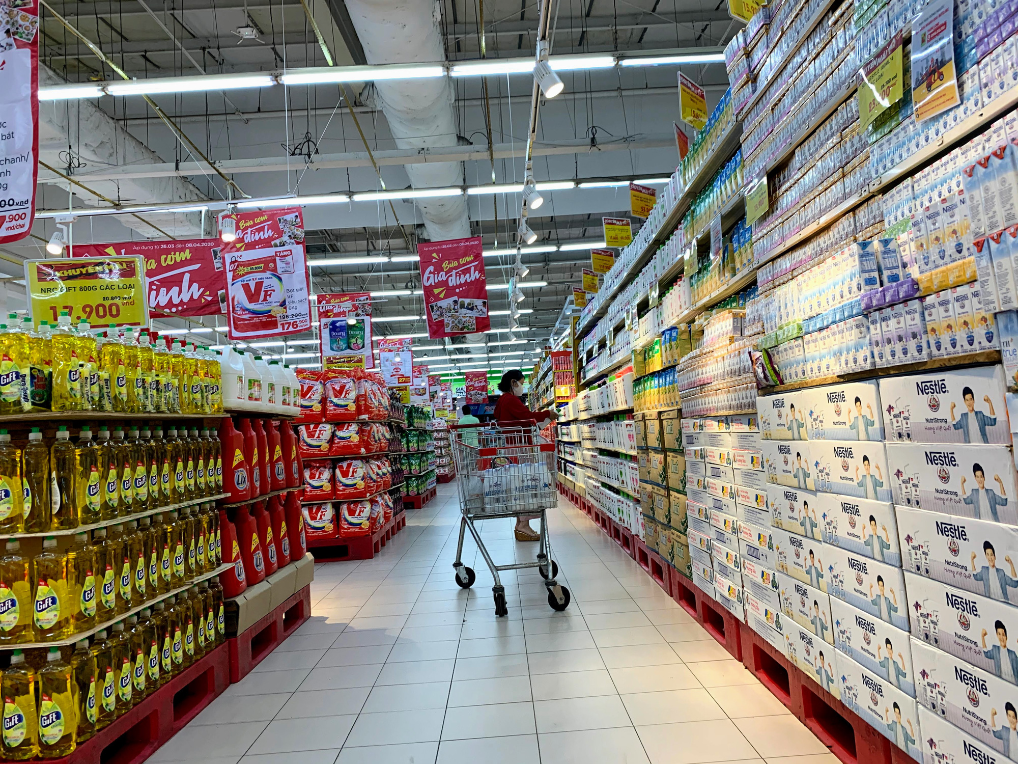 Cận cảnh ngày đầu chống dịch ở Hà Nội: Các cơ sở dịch vụ đóng cửa, siêu thị tiếp tục hoạt động, hàng hoá đầy ăm ắp vắng người mua - Ảnh 16.