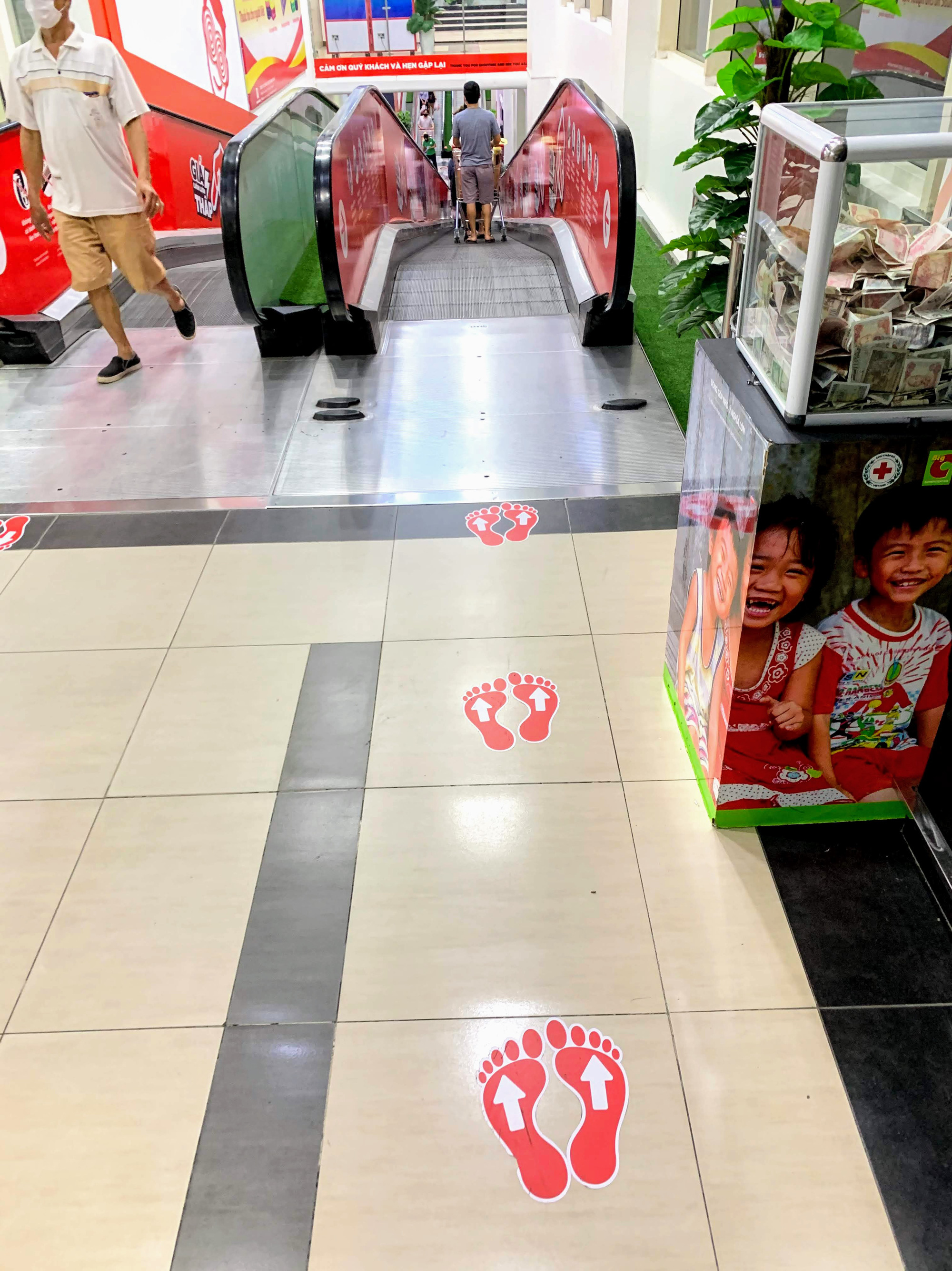 Cận cảnh ngày đầu chống dịch ở Hà Nội: Các cơ sở dịch vụ đóng cửa, siêu thị tiếp tục hoạt động, hàng hoá đầy ăm ắp vắng người mua - Ảnh 17.