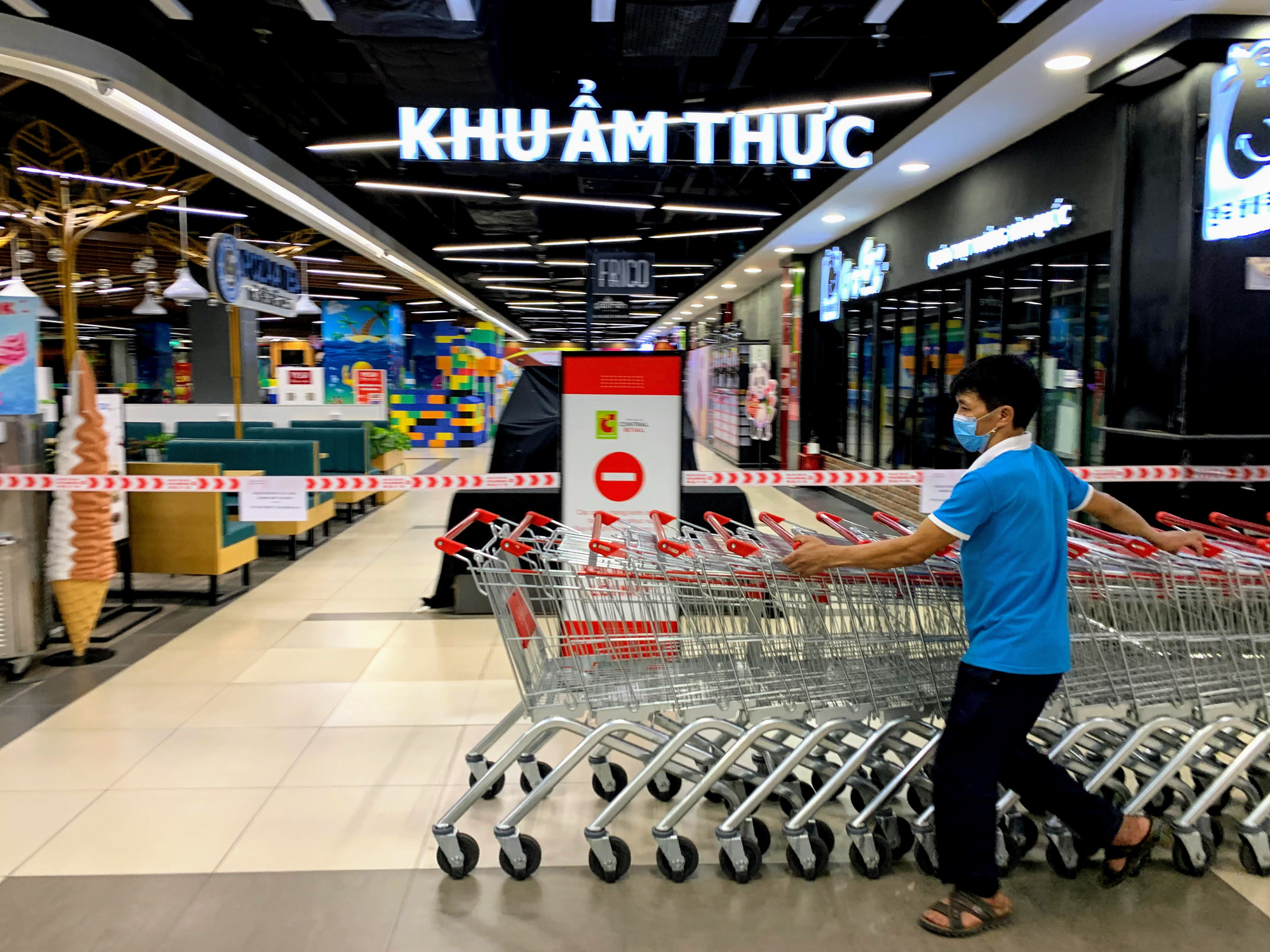 Cận cảnh ngày đầu chống dịch ở Hà Nội: Các cơ sở dịch vụ đóng cửa, siêu thị tiếp tục hoạt động, hàng hoá đầy ăm ắp vắng người mua - Ảnh 9.