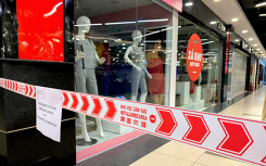 Cảnh ngày đầu chống dịch ở Hà Nội: Dịch vụ đóng cửa, siêu thị hàng hoá đầy ắp nhưng vắng người mua