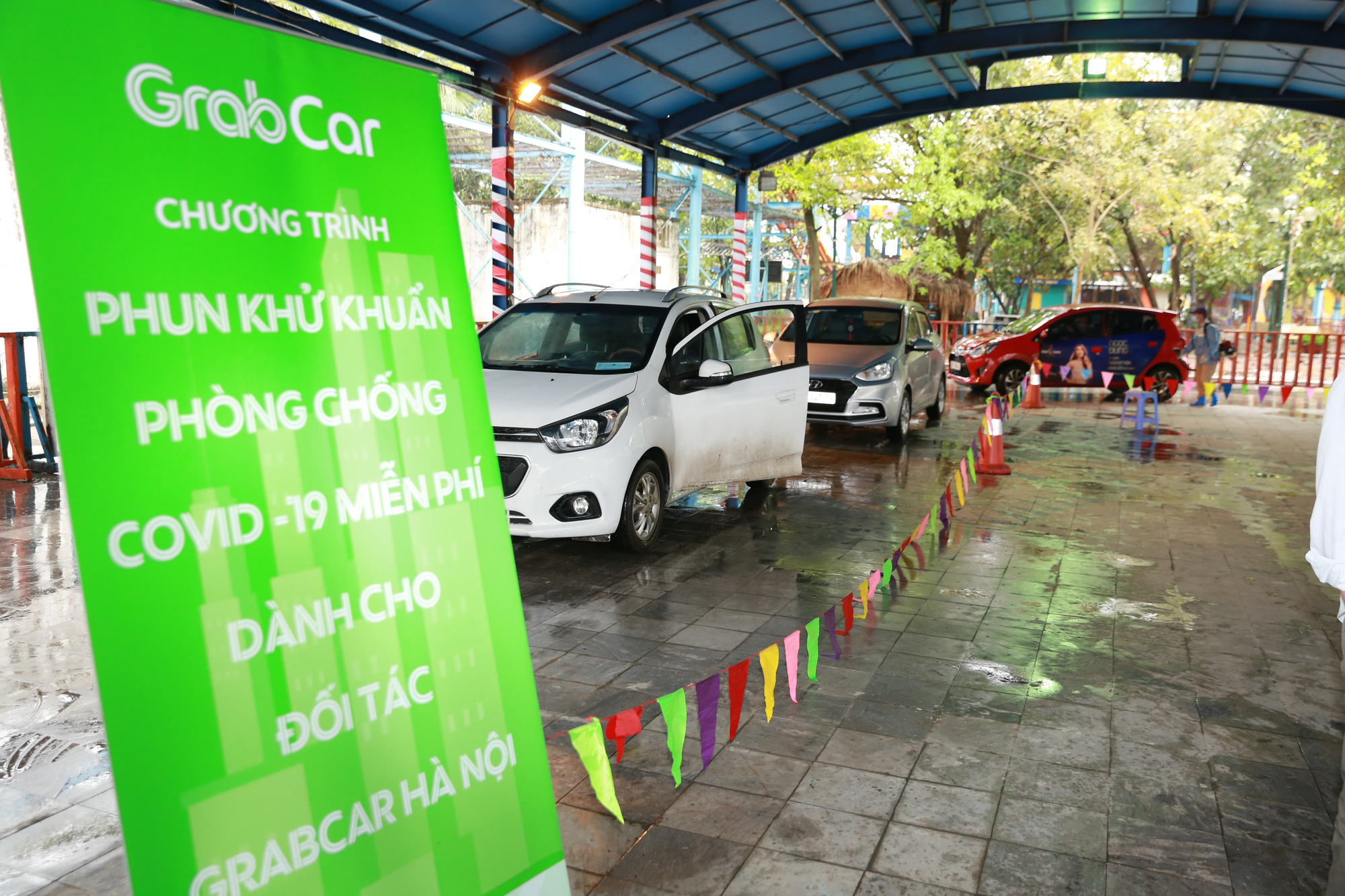 Grab phun khử khuẩn hàng trăm xe GrabCar, phát miễn phí hàng nghìn khẩu trang, bộ quà tặng an toàn cho các tài xế để chống dịch Covid - 19 - Ảnh 2.