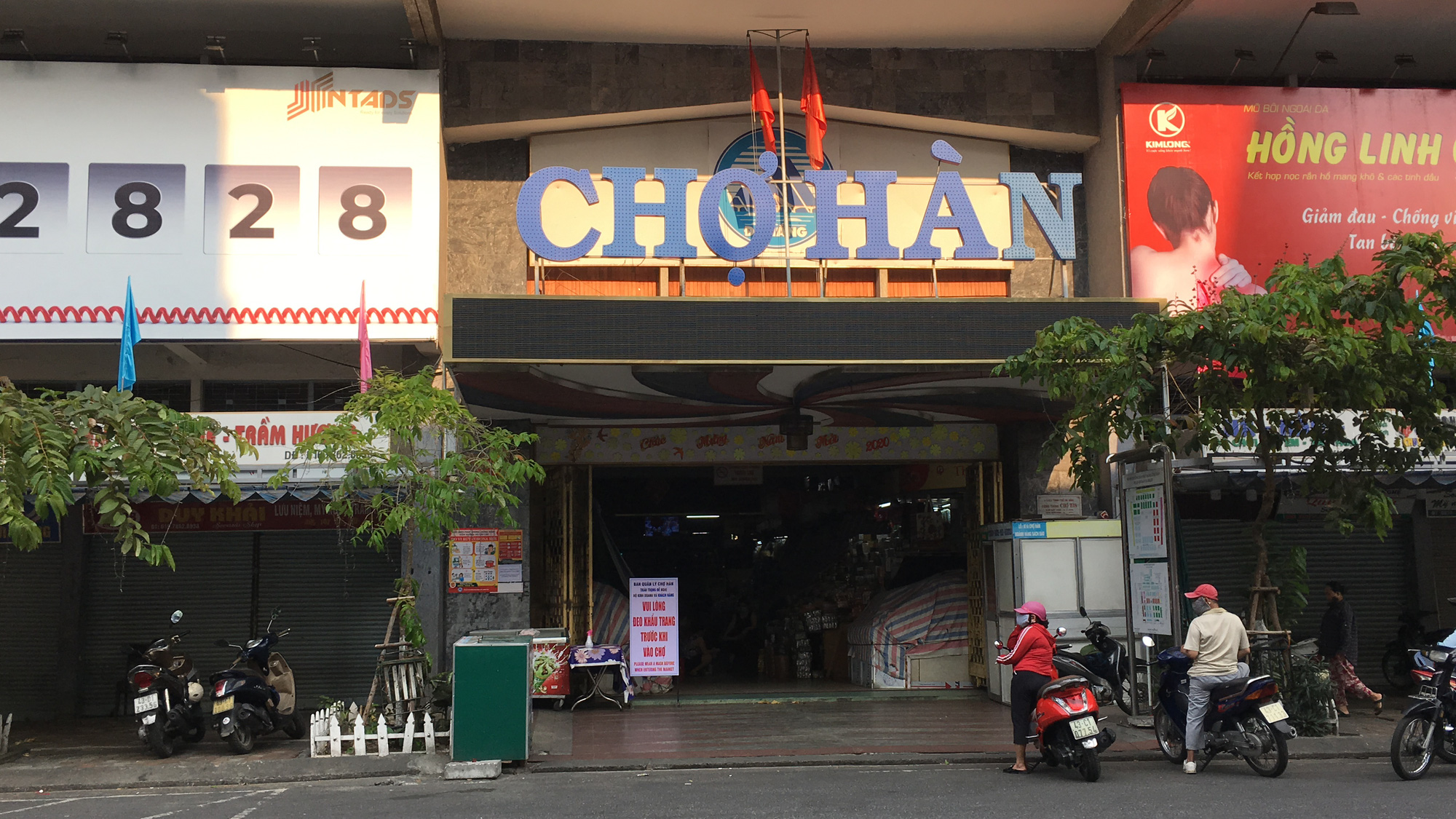 Người Đà Nẵng chấp hành tạm dừng kinh doanh, chuyển sang bán hàng online, tự mang về - Ảnh 15. Người Đà Nẵng chấp hành tạm dừng kinh doanh, chuyển sang bán hàng online, tự mang về - Ảnh 15.