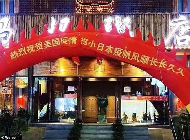 Nhà hàng Trung Quốc nhận mưa ‘gạch đá’ vì căng biểu ngữ ăn mừng dịch Covid - 19 bùng phát ở Nhật và Mỹ - Ảnh 1. Nhà hàng Trung Quốc nhận mưa ‘gạch đá’ vì căng biểu ngữ ăn mừng dịch Covid - 19 bùng phát ở Nhật và Mỹ - Ảnh 1.