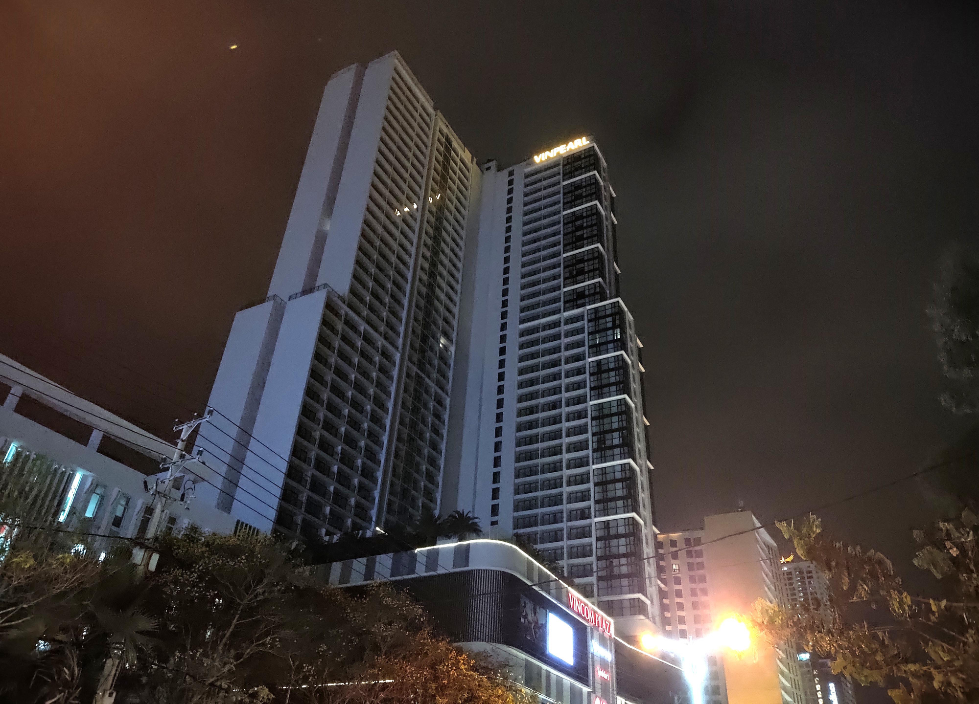 TP Nha Trang lạ lẫm khi hàng loạt khách sạn, nhà hàng, bar tắt đèn - Ảnh 9. TP Nha Trang lạ lẫm khi hàng loạt khách sạn, nhà hàng, bar tắt đèn - Ảnh 9.