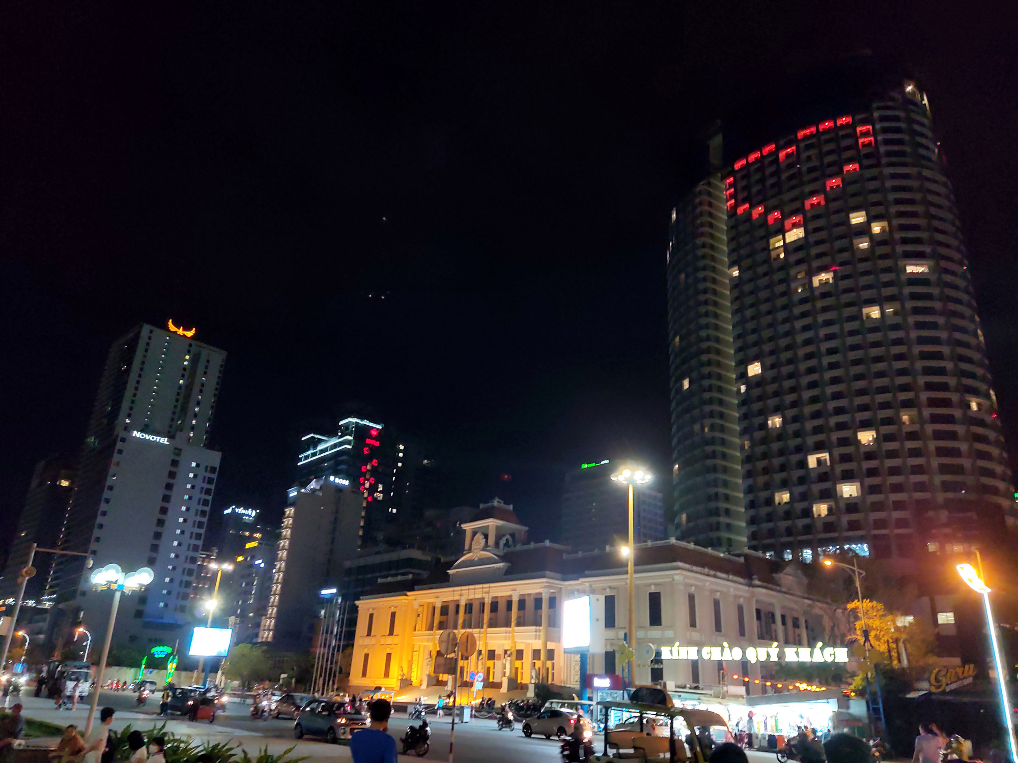 TP Nha Trang lạ lẫm khi hàng loạt khách sạn, nhà hàng, bar tắt đèn - Ảnh 15. TP Nha Trang lạ lẫm khi hàng loạt khách sạn, nhà hàng, bar tắt đèn - Ảnh 15.