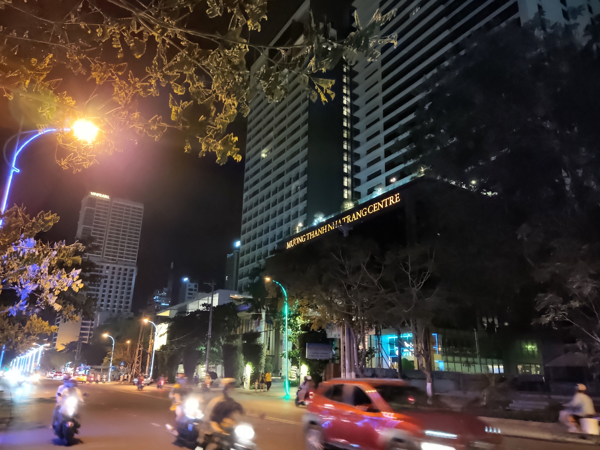 TP Nha Trang lạ lẫm khi hàng loạt khách sạn, nhà hàng, bar tắt đèn - Ảnh 8. TP Nha Trang lạ lẫm khi hàng loạt khách sạn, nhà hàng, bar tắt đèn - Ảnh 8.