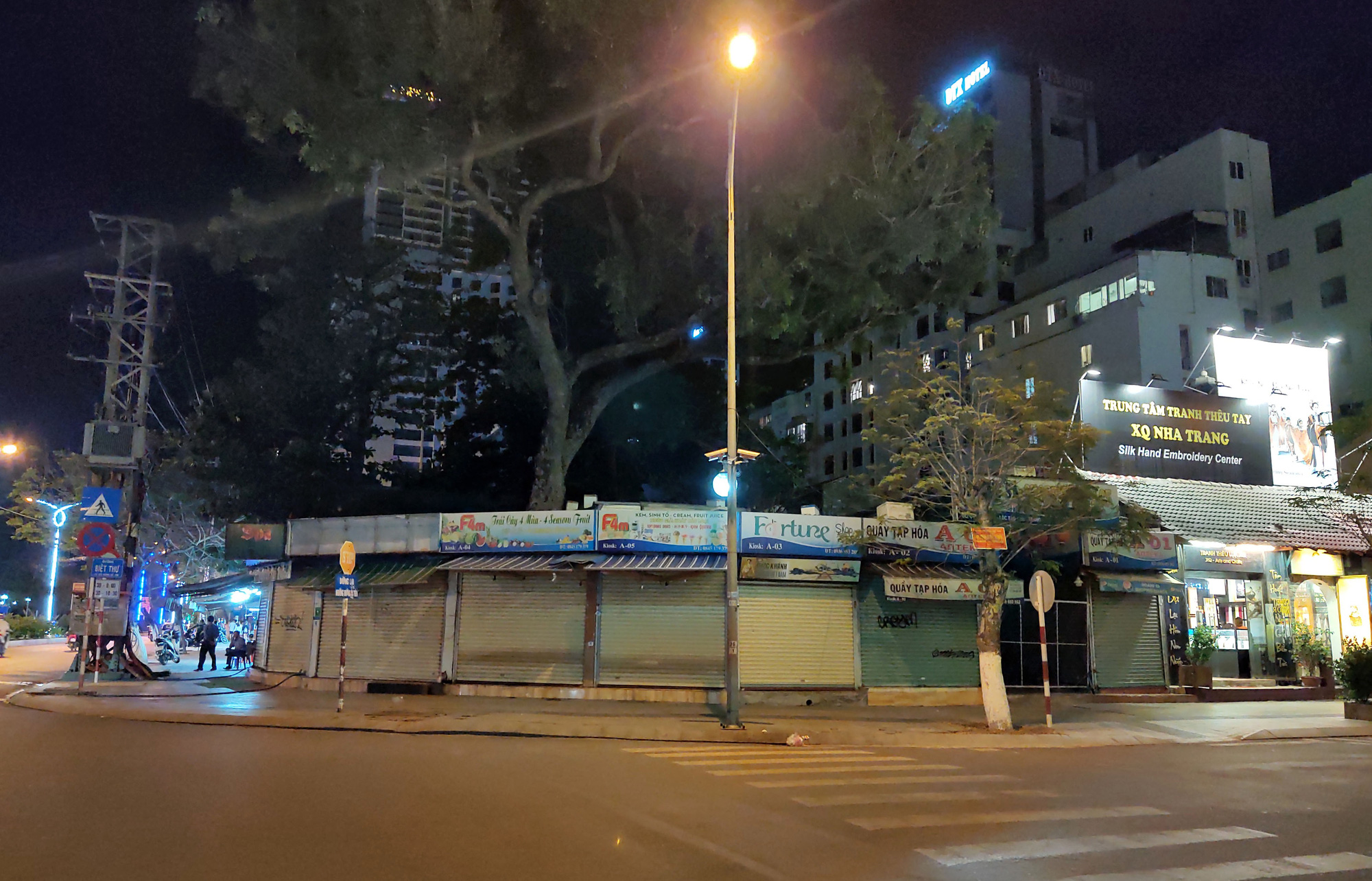 TP Nha Trang lạ lẫm khi hàng loạt khách sạn, nhà hàng, bar tắt đèn - Ảnh 7. TP Nha Trang lạ lẫm khi hàng loạt khách sạn, nhà hàng, bar tắt đèn - Ảnh 7.