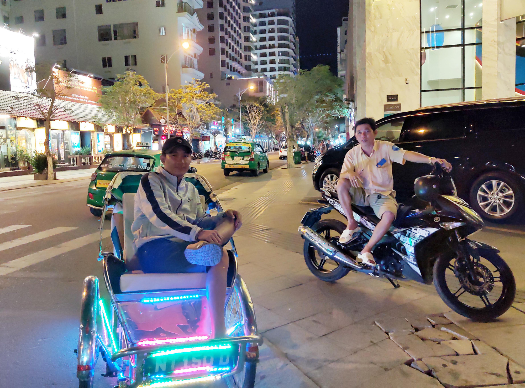 TP Nha Trang lạ lẫm khi hàng loạt khách sạn, nhà hàng, bar tắt đèn - Ảnh 12. TP Nha Trang lạ lẫm khi hàng loạt khách sạn, nhà hàng, bar tắt đèn - Ảnh 12.