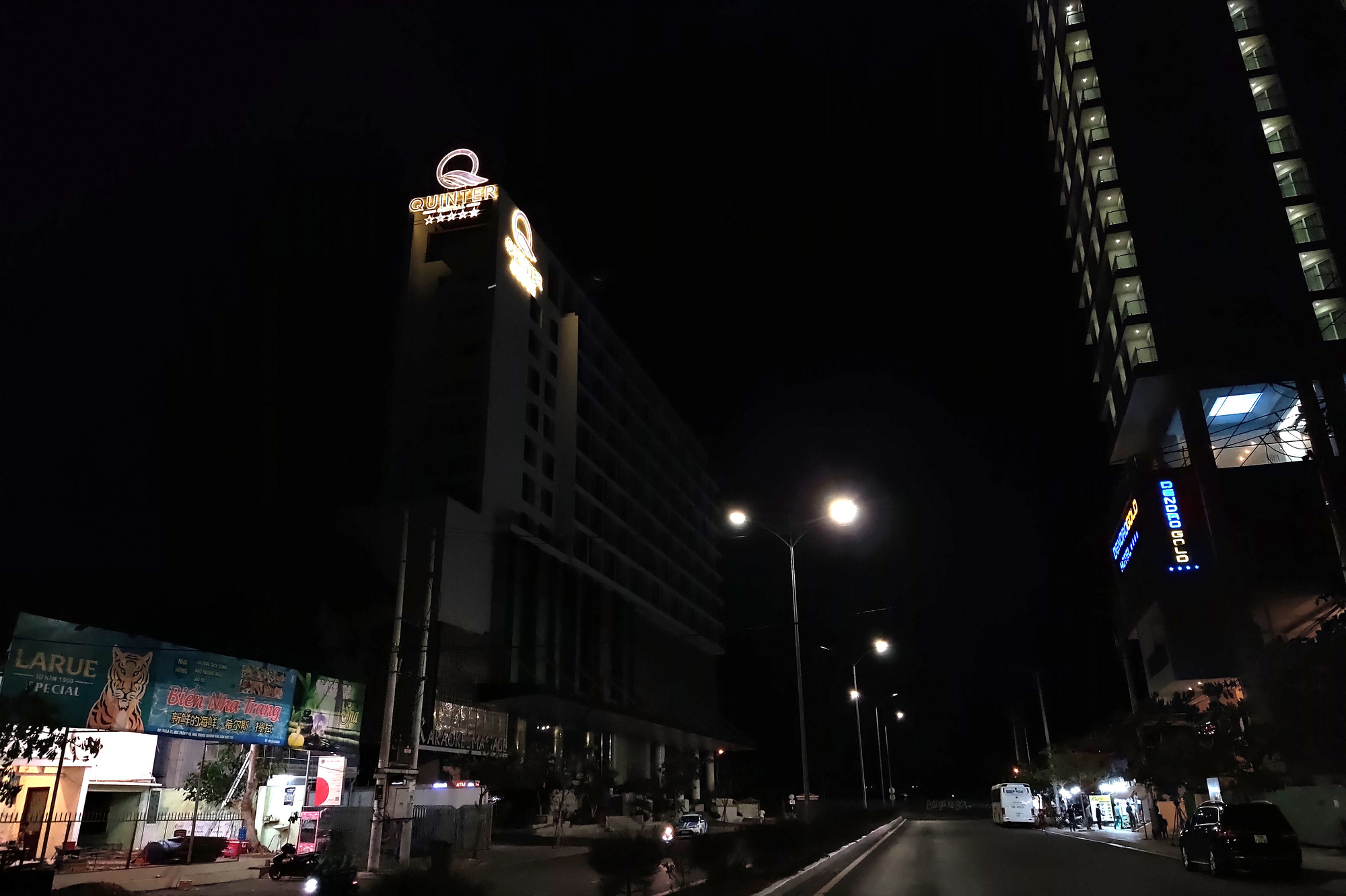 TP Nha Trang lạ lẫm khi hàng loạt khách sạn, nhà hàng, bar tắt đèn - Ảnh 11. TP Nha Trang lạ lẫm khi hàng loạt khách sạn, nhà hàng, bar tắt đèn - Ảnh 11.