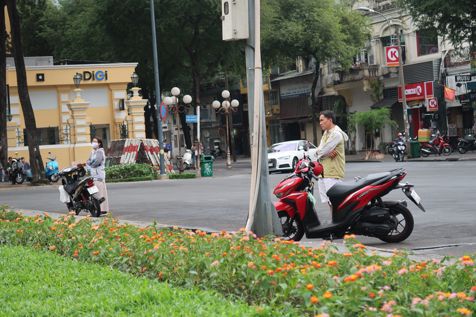 Trung tâm TP HCM khoảnh khắc không một ai, người Sài Gòn ở nhà ngăn Covid-19 - Ảnh 5.