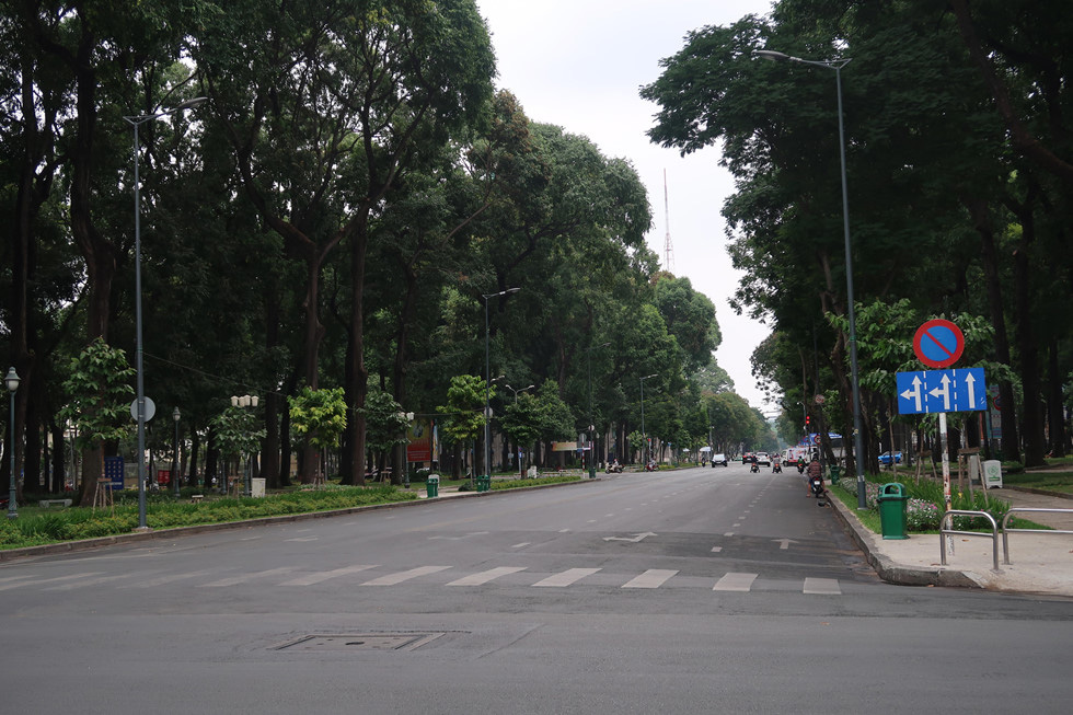 Trung tâm TP HCM khoảnh khắc không một ai, người Sài Gòn ở nhà ngăn Covid-19 - Ảnh 8. Trung tâm TP HCM khoảnh khắc không một ai, người Sài Gòn ở nhà ngăn Covid-19 - Ảnh 8.