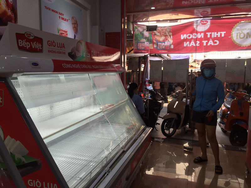 TP HCM: Hạn chế ra đường, dân tranh thủ đi chợ sớm - Ảnh 8.